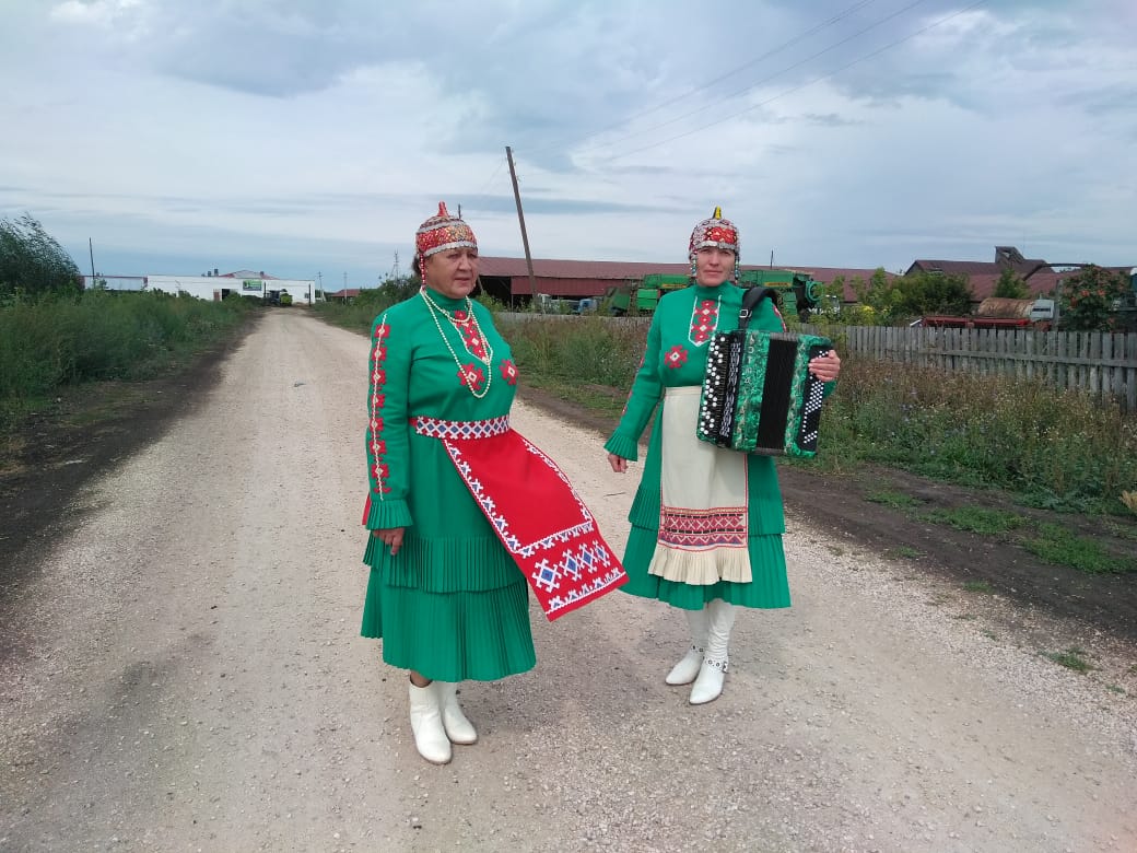 Агитбригада Карабай – Шемуршинского сельского Дома культуры (АУ  «Централизованная клубная система» Шемуршинского района) выступили перед  тружениками крестьянского хозяйства.